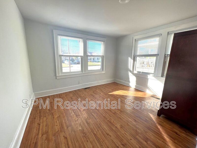 Great Central Location, Sidewalk lined streets property image